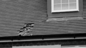 被砸出的洞。