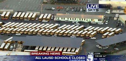 圖：美國KTLA電視臺(tái)直播畫面顯示，洛杉磯聯(lián)合學(xué)區(qū)校巴已被叫停，家長(zhǎng)被通知暫不能送孩子上學(xué)。