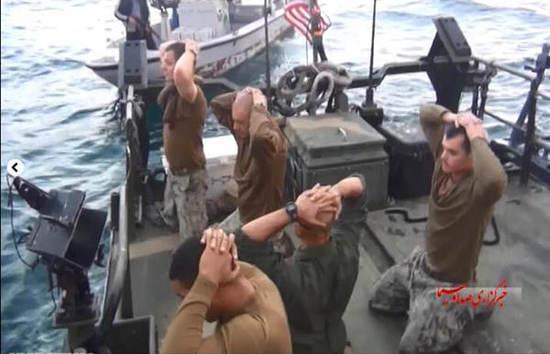 圖為美國大兵雙手抱頭，跪地道歉。