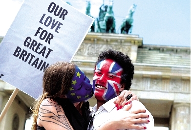 一對情侶用行動(dòng)支持“留歐”。