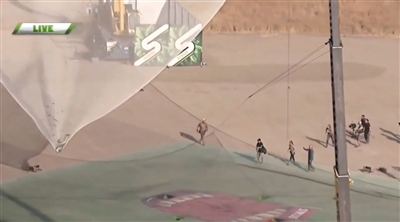 艾金斯成功落到一個1/3足球場大小的安全網上。