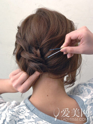 慵懶感小辮子盤發(fā) 簡(jiǎn)單隨意顯俏皮