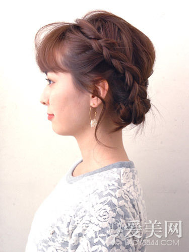 慵懶感小辮子盤發(fā) 簡(jiǎn)單隨意顯俏皮