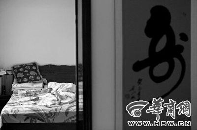 昨日，徐萬發(fā)躺在自家床上，鼻子插著氧氣管 記者張杰攝