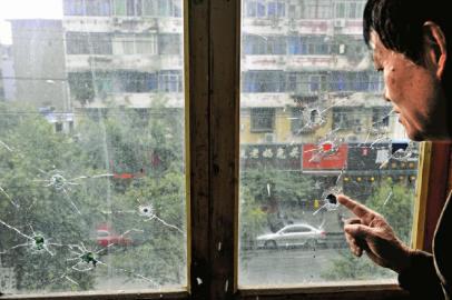 10月17日，朱先生家窗戶被擊穿。