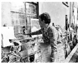 老人家中被盜四次，因而如此來(lái)保護(hù)自己