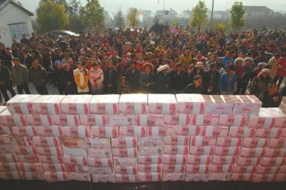 村民領(lǐng)取“年底分紅”。