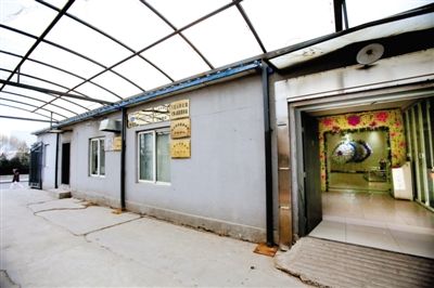 2月25日，北京石景山醫(yī)院，太平間旁的一間辦公室外掛有“八寶山殯儀館石景山醫(yī)院服務(wù)站”的牌子。本版攝影/新京報記者 王叔坤