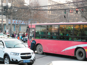一個(gè)多小時(shí)，除了短暫的休息，郭師傅一直在車(chē)流中舉著木棍 圖片由市民孫先生提供