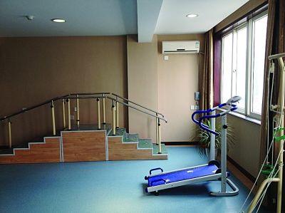  中心里健身設(shè)施一應(yīng)俱全。