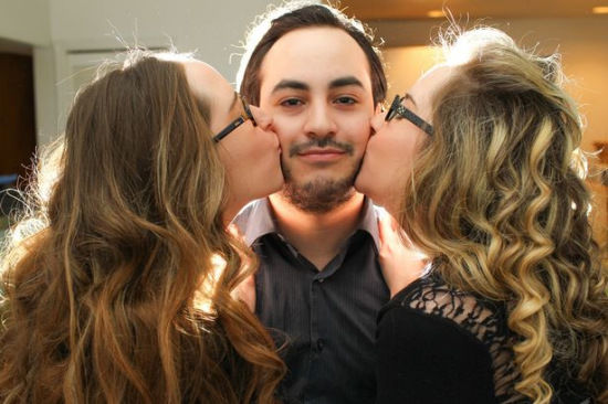 雙胞胎姐妹“共享”男友 男子稱(chēng)享齊人之福(圖)