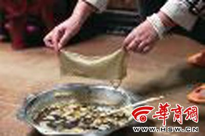 　　昨日，店方讓顧客觀看該火鍋制作時(shí)的監(jiān)控錄像本組圖片由本報(bào)記者黃利健攝