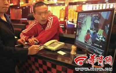 昨日，李女士展示從火鍋店抱回的火鍋，內(nèi)有濕巾