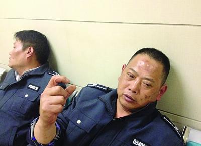 被打傷的城管隊員。陳郁攝