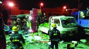 渣土車側(cè)翻在地，現(xiàn)場(chǎng)一片狼藉