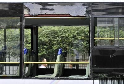 75路公交車車窗玻璃被砸碎。
