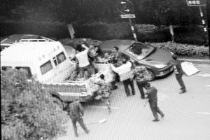 沖突現(xiàn)場(chǎng)，協(xié)管員揮拳打向女商販 視頻截圖