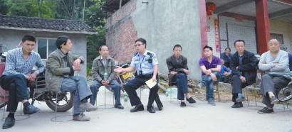 四川一鎮(zhèn)派出所僅兩人駐守 一天工作16小時(圖) 四川一鎮(zhèn)派出所僅兩人駐守 一天工作16小時(圖)