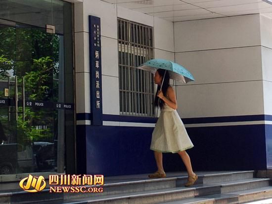 王女士在轄區(qū)派出所門(mén)前