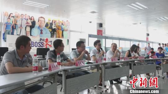 　招聘會現(xiàn)場，用人單位老板一字排開，與求職者面對面交流　李超慶　攝