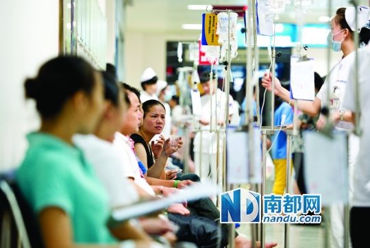 醫(yī)院走道坐滿了打吊針的員工。