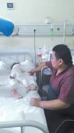 伏登順與女兒在一起。