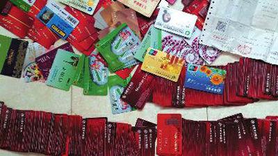 房云云向華商報(bào)記者提供的贓物圖片,包括購物卡、銀行卡等