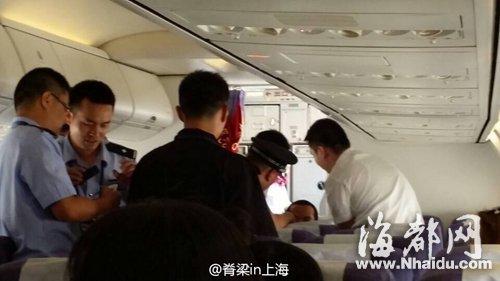 福建機場航班臨起飛 疑似精神病男子被抬下飛機 福建機場航班臨起飛 疑似精神病男子被抬下飛機