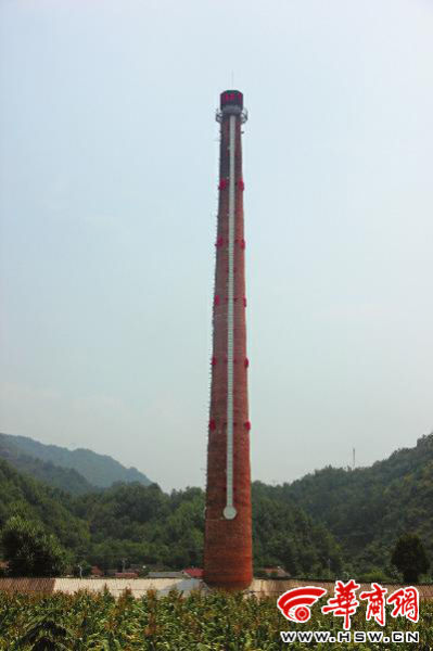 昨日中午，68米高的“溫度計”最上端，顯示著實時溫度