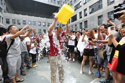 昨日，奇虎360董事長周鴻祎公開展現(xiàn)參加“冰桶”挑戰(zhàn)的“濕身”過程。新京報(bào)記者 侯少卿 攝