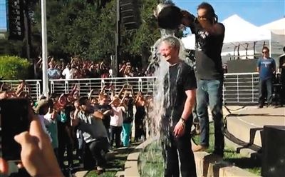 蘋果CEO蒂姆·庫克在自己公司的內(nèi)部活動上，讓自己來了個(gè)透心涼。邀請庫克參加游戲的是他的下屬、蘋果高級副總裁菲爾·席勒。