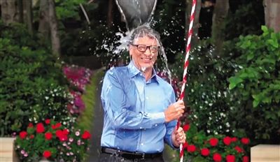 從蓋茨挑戰(zhàn)“冰桶”的視頻中可以發(fā)現(xiàn)微軟最新平板電腦Surface Pro 3的身影，網(wǎng)友稱蓋茨在做公益時(shí)還不忘給自家產(chǎn)品做代言。