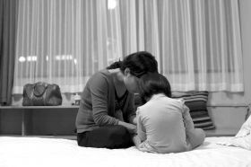 8月19日晚，河北石家莊市，多多的媽媽在酒店里安撫著孩子，3歲的多多一直在吵著要回家，看到陌生人就哭。圖/記者陳正