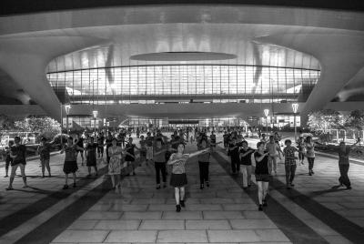 杭州東站遭廣場舞“占領” 站方劃出活動區(qū)域