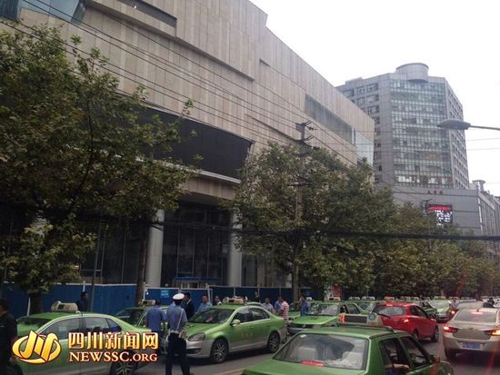 百輛出租車排隊(duì)5小時(shí)領(lǐng)百元購(gòu)物卡 的哥稱不劃算