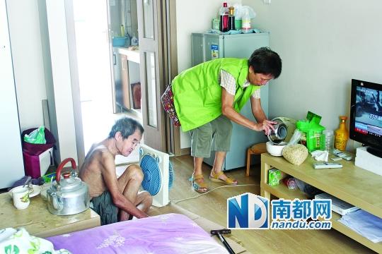 居民徐阿姨去看望何譚送老人，并送去熱湯