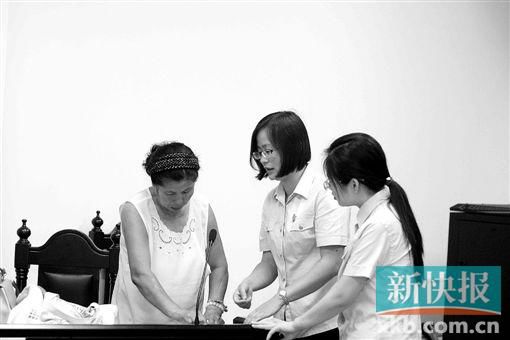 白春榮簽領(lǐng)國家賠償款。通訊員供圖