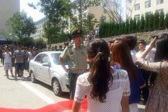 青島黃海學(xué)院，數(shù)千學(xué)生在校內(nèi)游行抗議