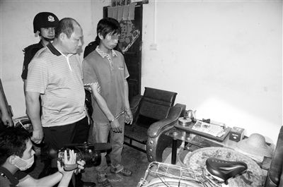 今年8月，我國(guó)內(nèi)地發(fā)生多起單身女性乘坐“黑車”后慘遭車主殺害的案件，被網(wǎng)友稱為“黑色8月”。