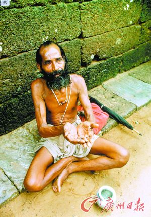 在街旁乞討的乞丐。