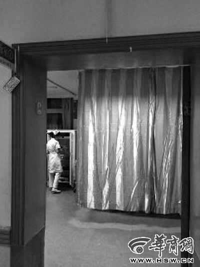 昨晚9時(shí)許，急診室簾后，6歲的小女孩靜靜地躺著 記者 卿榮波 攝