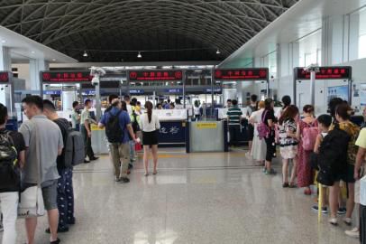成都市民排隊準備出境。