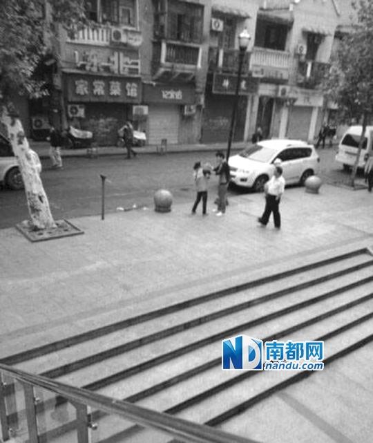 10月18日，武漢一男子抓住環(huán)衛(wèi)工打耳光。