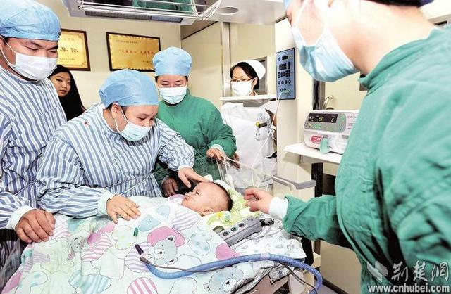 圖為：成功進(jìn)行心臟移植手術(shù)后，小患者平安度過術(shù)后危險(xiǎn)期，14日轉(zhuǎn)入普通隔離病房 （攝影 魏錸）