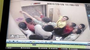 被困人員輪流砸墻進(jìn)行自救。