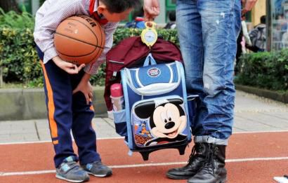 10月28日，記者對(duì)成都市某小學(xué)學(xué)生的書包進(jìn)行稱重，該學(xué)生書包的重量為7.8公斤。