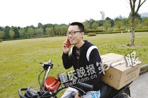 在推銷(xiāo)路上，黃鑫接到一位女生要衛(wèi)生巾的電話(huà)，顯得十分高興。