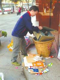 王光偉靠收廢品拾荒為生，每月僅有1000元的微薄收入。