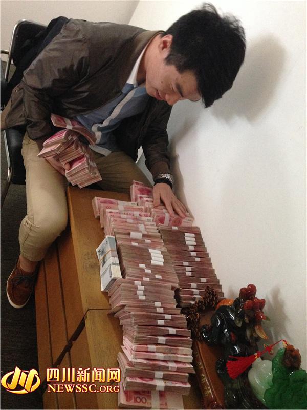 警方在犯罪嫌疑人手機中發(fā)現(xiàn)的照片，犯罪嫌疑人正在數(shù)騙來的贓款（警方提供）。