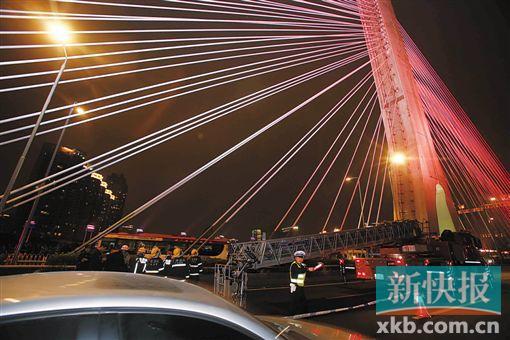 昨日深夜，橋上東側(cè)空出兩條車道用來(lái)救援。